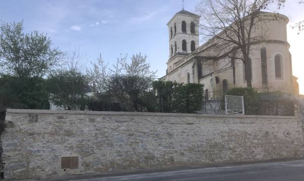  Au fond du jardin /Contre les atteintes du temps / Un mur rénové